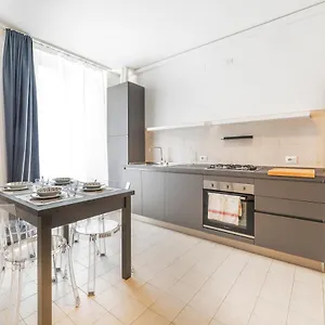 Roomy Close To Subway M5! , Milán Italia